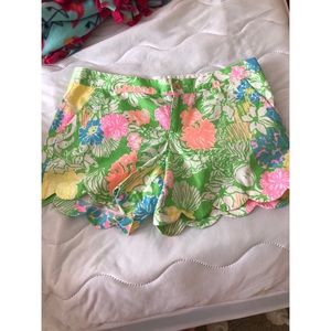 Lilly Pulitzer Buttercup shorts in Hibiscus Stroll
